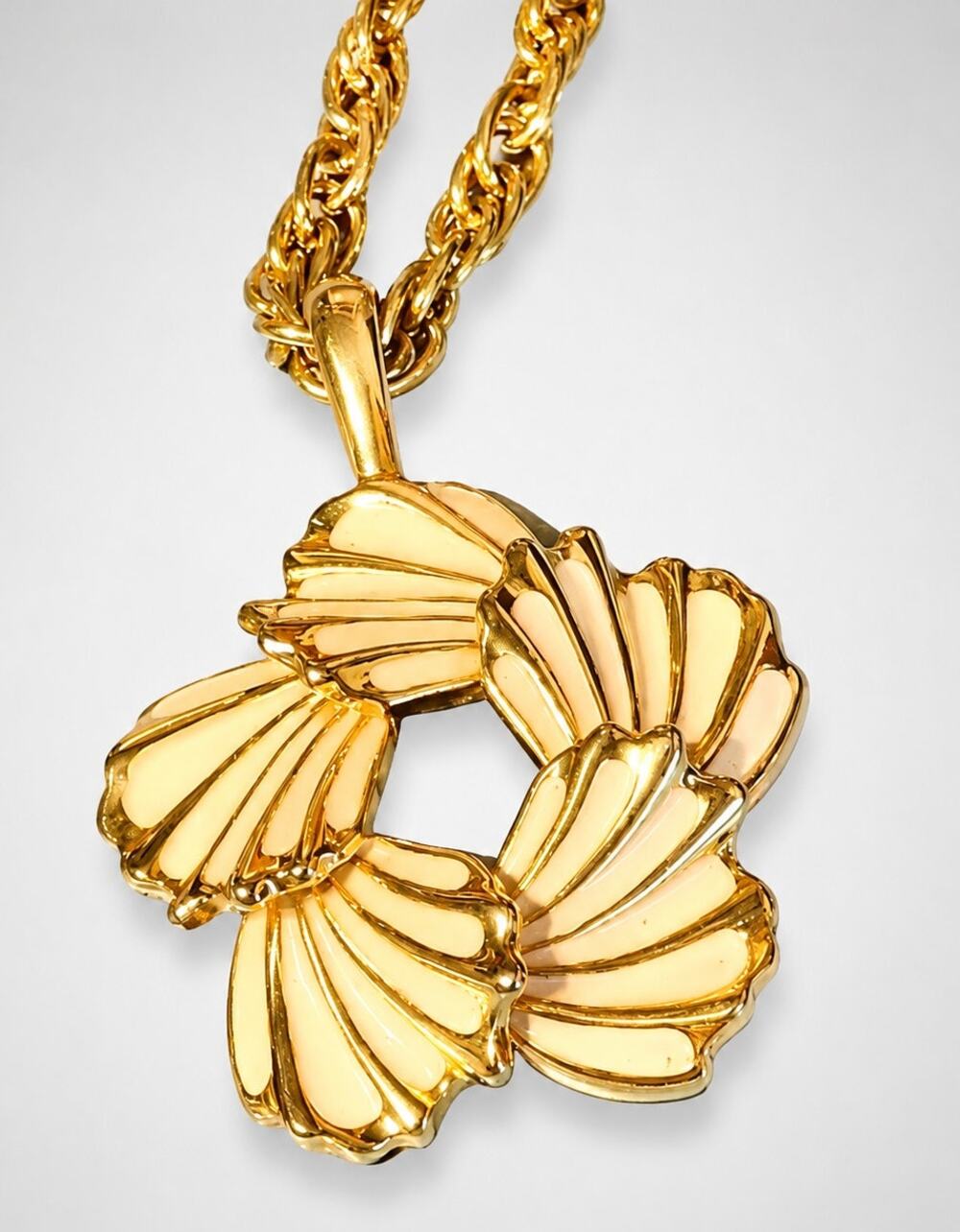 Vintage Enamel Pendant Necklace Cream Gold-tone 24"‎ Long wh04-13